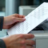 Personne effectuant une copie de document