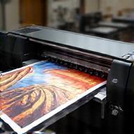 Affiche grand format sortant d’une imprimante